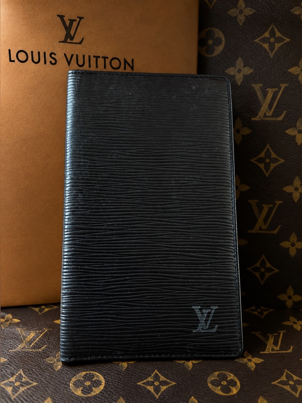 Louis Vuitton Brazza wallet made from black Epi leather🖤